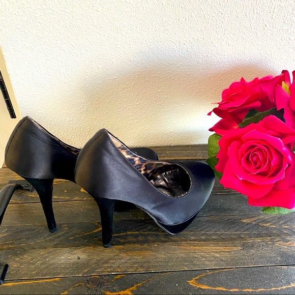 Traffic Satin Pumps (Size 6).🌹 - Picture 12 of 16